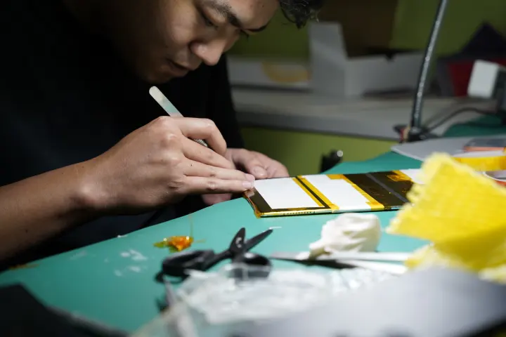 技术人员进行手机内部拆装操作
