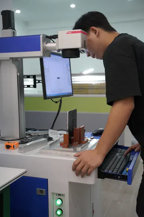 技术人员操作激光处理设备
