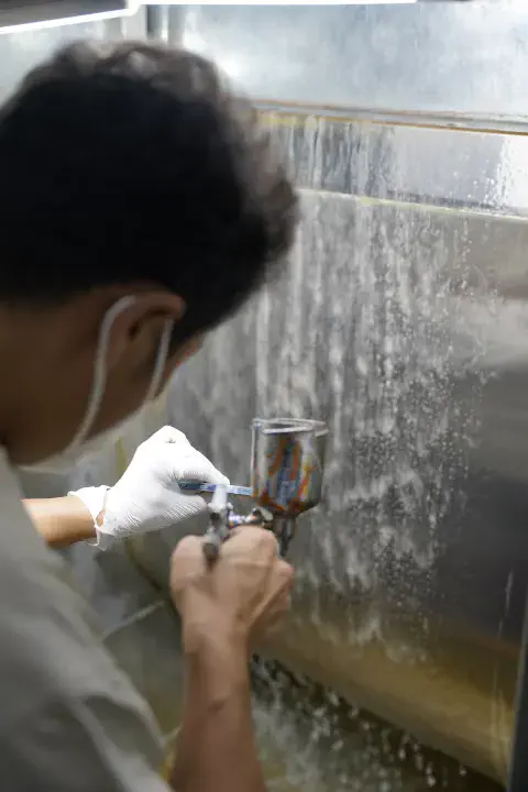 工作人员进行手机边框喷涂