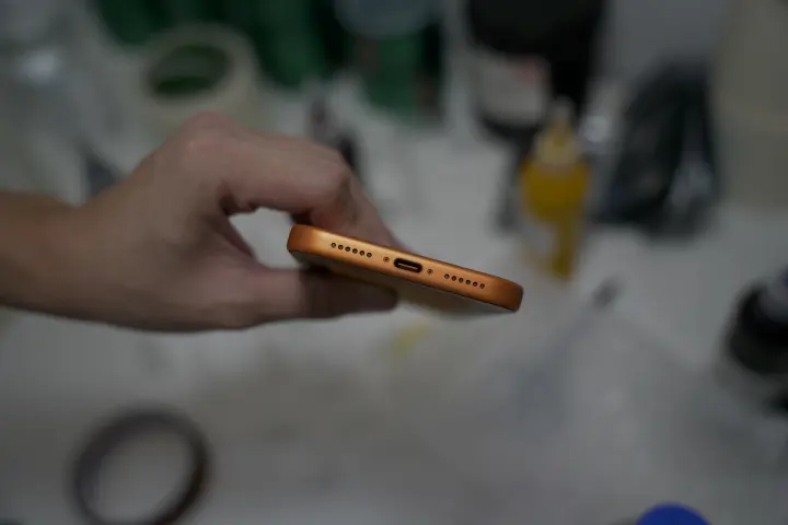 处理后的橙色手机底部边框