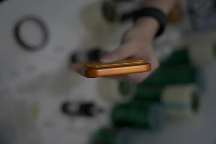 处理后的橙色手机镜头和侧边