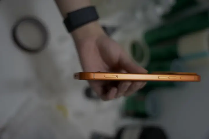 处理后的橙色手机侧边